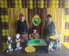 Policiais militares fazem presença na festa de aniversário de 8 anos de Yasmin em Fazenda Rio Grande, Região Metropolitana de Curitiba