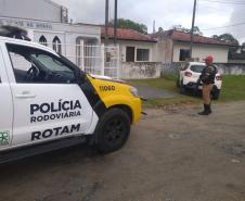 BPRv recupera carro abandonado na PR 412 durante a Operação Verão Maior