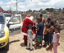 PM arrecada mais de 300 brinquedos e entrega para crianças de diversos bairros de Curitiba