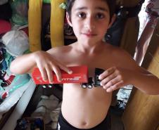 Policiais de Campina Grande do Sul, na RMC, entregam alimentos e brinquedos para família no Natal
