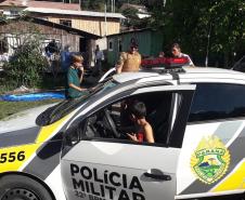 Policiais de Campina Grande do Sul, na RMC, entregam alimentos e brinquedos para família no Natal