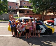 Policiais de Campina Grande do Sul, na RMC, entregam alimentos e brinquedos para família no Natal
