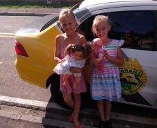 Policiais de Campina Grande do Sul, na RMC, entregam alimentos e brinquedos para família no Natal