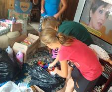 Policiais de Campina Grande do Sul, na RMC, entregam alimentos e brinquedos para família no Natal