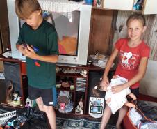 Policiais de Campina Grande do Sul, na RMC, entregam alimentos e brinquedos para família no Natal