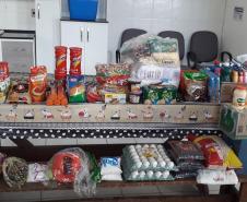 Policiais de Campina Grande do Sul, na RMC, entregam alimentos e brinquedos para família no Natal