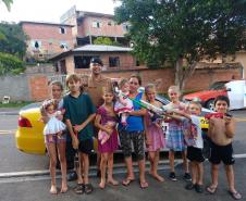 Policiais de Campina Grande do Sul, na RMC, entregam alimentos e brinquedos para família no Natal