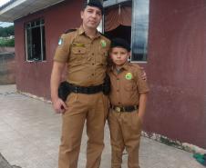 Militares estaduais fazem surpresa e entregam fardinha para menino em Campina Grande do Sul, na RMC