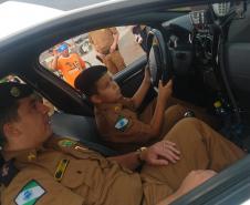 Militares estaduais fazem surpresa e entregam fardinha para menino em Campina Grande do Sul, na RMC
