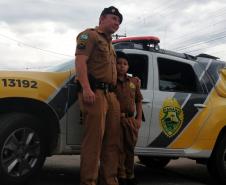 Militares estaduais fazem surpresa e entregam fardinha para menino em Campina Grande do Sul, na RMC