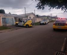 Militares estaduais fazem surpresa e entregam fardinha para menino em Campina Grande do Sul, na RMC