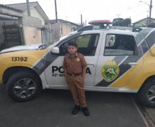 Militares estaduais fazem surpresa e entregam fardinha para menino em Campina Grande do Sul, na RMC
