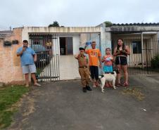 Militares estaduais fazem surpresa e entregam fardinha para menino em Campina Grande do Sul, na RMC