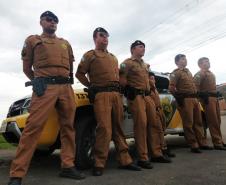 Militares estaduais fazem surpresa e entregam fardinha para menino em Campina Grande do Sul, na RMC