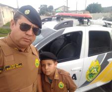 Militares estaduais fazem surpresa e entregam fardinha para menino em Campina Grande do Sul, na RMC