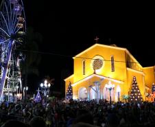 Policiais militares reforçam o policiamento durante o desfile de Natal de Pato Branco (PR)