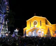 Policiais militares reforçam o policiamento durante o desfile de Natal de Pato Branco (PR)