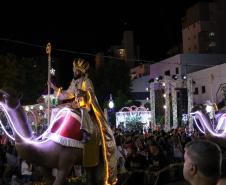 Policiais militares reforçam o policiamento durante o desfile de Natal de Pato Branco (PR)