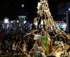 Policiais militares reforçam o policiamento durante o desfile de Natal de Pato Branco (PR)