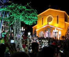 Policiais militares reforçam o policiamento durante o desfile de Natal de Pato Branco (PR)