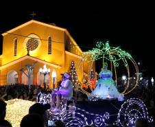 Policiais militares reforçam o policiamento durante o desfile de Natal de Pato Branco (PR)