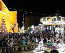 Policiais militares reforçam o policiamento durante o desfile de Natal de Pato Branco (PR)