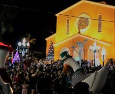 Policiais militares reforçam o policiamento durante o desfile de Natal de Pato Branco (PR)