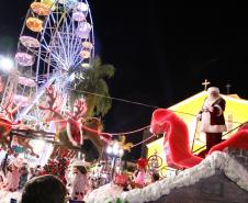 Policiais militares reforçam o policiamento durante o desfile de Natal de Pato Branco (PR)