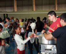 Natal Solidário da PM presenteia mais de 180 crianças com brinquedos, brincadeiras e Papai Noel em Curitiba (PR) 