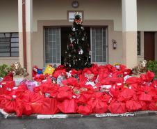 Natal Solidário da PM presenteia mais de 180 crianças com brinquedos, brincadeiras e Papai Noel em Curitiba (PR) 