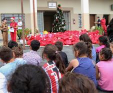 Natal Solidário da PM presenteia mais de 180 crianças com brinquedos, brincadeiras e Papai Noel em Curitiba (PR) 