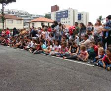 Natal Solidário da PM presenteia mais de 180 crianças com brinquedos, brincadeiras e Papai Noel em Curitiba (PR) 