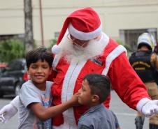 Natal Solidário da PM presenteia mais de 180 crianças com brinquedos, brincadeiras e Papai Noel em Curitiba (PR) 