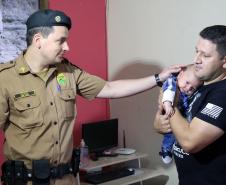Policial Militar que salvou bebê de 39 dias visita família em Colombo, na RMC