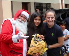 Natal Solidário da PM presenteia mais de 180 crianças com brinquedos, brincadeiras e Papai Noel em Curitiba (PR) 