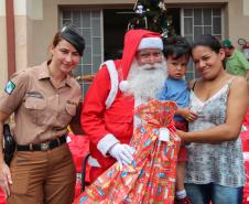 Natal Solidário da PM presenteia mais de 180 crianças com brinquedos, brincadeiras e Papai Noel em Curitiba (PR) 