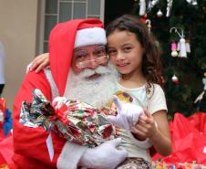 Natal Solidário da PM presenteia mais de 180 crianças com brinquedos, brincadeiras e Papai Noel em Curitiba (PR) 