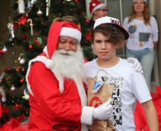 Natal Solidário da PM presenteia mais de 180 crianças com brinquedos, brincadeiras e Papai Noel em Curitiba (PR) 