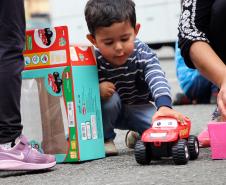 Natal Solidário da PM presenteia mais de 180 crianças com brinquedos, brincadeiras e Papai Noel em Curitiba (PR) 