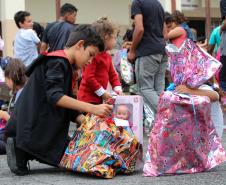 Natal Solidário da PM presenteia mais de 180 crianças com brinquedos, brincadeiras e Papai Noel em Curitiba (PR) 