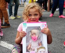 Natal Solidário da PM presenteia mais de 180 crianças com brinquedos, brincadeiras e Papai Noel em Curitiba (PR) 