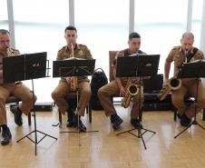 Banda da PM homenageia Comandante-Geral com música e comemora promoção de integrantes em solenidade no Palácio do Iguaçu