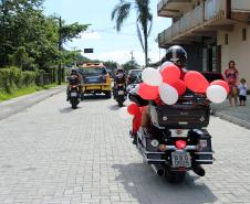 PM promove ação de Natal e encanta veranistas com entrega de doces e pintura de rosto em Guaratuba (PR), no Litoral do estado