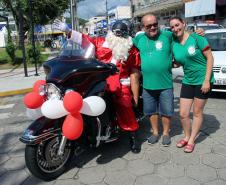 PM promove ação de Natal e encanta veranistas com entrega de doces e pintura de rosto em Guaratuba (PR), no Litoral do estado