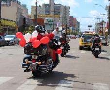 PM promove ação de Natal e encanta veranistas com entrega de doces e pintura de rosto em Guaratuba (PR), no Litoral do estado