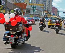 PM promove ação de Natal e encanta veranistas com entrega de doces e pintura de rosto em Guaratuba (PR), no Litoral do estado