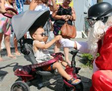 PM promove ação de Natal e encanta veranistas com entrega de doces e pintura de rosto em Guaratuba (PR), no Litoral do estado
