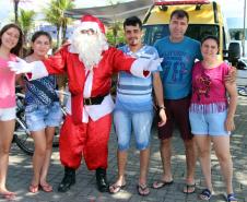 PM promove ação de Natal e encanta veranistas com entrega de doces e pintura de rosto em Guaratuba (PR), no Litoral do estado