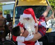 PM promove ação de Natal e encanta veranistas com entrega de doces e pintura de rosto em Guaratuba (PR), no Litoral do estado