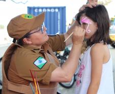 PM promove ação de Natal e encanta veranistas com entrega de doces e pintura de rosto em Guaratuba (PR), no Litoral do estado